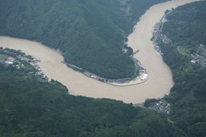 가마세교(왼쪽)와 구마강 철교 1호(오른쪽)가 유실되었다.