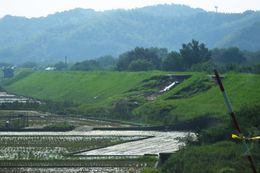 오다가와 둑 붕괴 현장. 자동차가 붕괴 지점에 빠져있다.