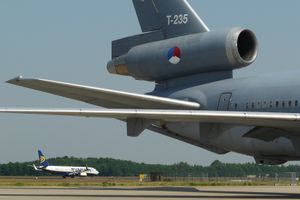 DC-10 기반 KC-10의 "직통" 중앙 엔진 배치