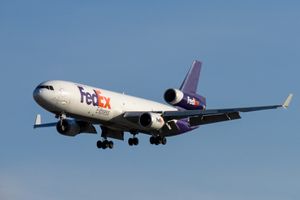 맥도넬 더글라스 MD-11은 가장 최근에 생산된 여객기 크기의 삼발 제트기이다.