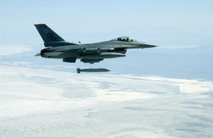 F-16C가 유타 시험 훈련장에서 AGM-154 JSOW를 발사한다