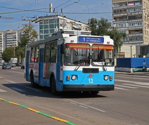 모스크바주 비드노예의 레닌스키 콤소몰 가에 있는 러시아의 트롤리 버스