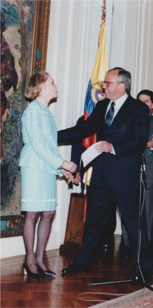 1994년, 교육부 장관으로 임명된 올가 두케 데 오스피나와 함께 있는 삼페르