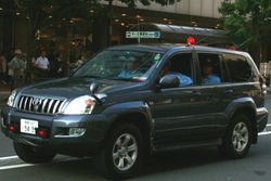 차량 호위에 사용되는 랜드크루저 프라도