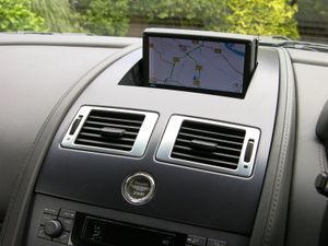 애스턴 마틴 V8 밴티지의 차량 항법 장치