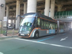 세종특별자치시에서 시범 운행중인 한국화이바 제작 1세대 BRT 차량