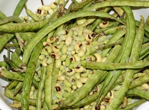 껍질 안팎의 검은눈콩