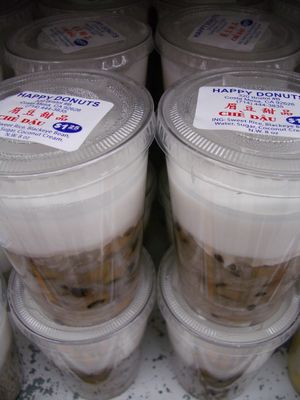 여러 컵의 chè đậu trắng(체 다우 탕), 검은눈콩으로 만든 베트남 디저트