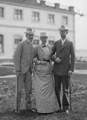 막시밀리안 대공자(왼쪽)는 사촌 빅토리아와 그녀의 남편이자 미래의 구스타프 5세와 함께 1890년경 툴가른 궁전에서.