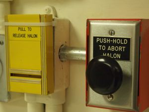 캐나다의 핵 낙진 벙커인 디펜벙커 내부의 할론 기반 소화 시스템.