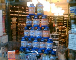 건강 식품점에서 판매되는 유청 단백질 용기