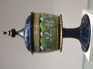 뚜껑이 있는 스탠드에 있는 단지, 여러 색상