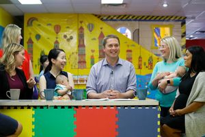 시어가 출산 급여에 대해 이야기하고 있다