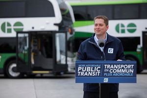 2019년 9월 미시소거에서 제안한 녹색 대중교통 세금 공제를 발표하는 시어