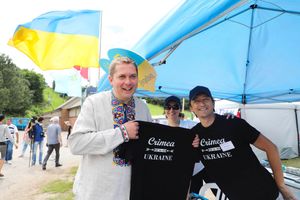 셰어가 우크라이나 독립 기념일 축제에서 "크림 반도는 우크라이나"라고 적힌 티셔츠를 들고 있는 모습. 토론토에서 열림