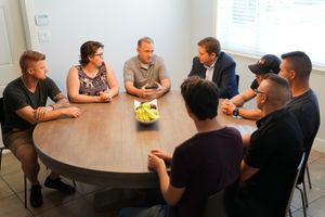 시어가 약물 중독으로부터의 회복을 장려하는 단체인 세다스 협회 회원들과 대화하고 있다.