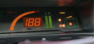 디지털 타코미터(미쓰비시 코르디아)100r/min마다 하나의 눈금이 점멸하여 회전수를 막대 그래프 형식으로 0-7,500r/min까지 표시한다. 또한, 눈금의 폭과 길이를 회전수가 높아짐에 따라 작게 하여 저회전 영역에서의 시인성을 확보하고 있다.