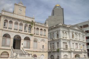 역사적인 동아시아 빌딩(왼쪽)과 방크 드 랭도신이 해안가를 따라 늘어서 있고, 스테이트 타워는 이 지역 위로 솟아 있다.