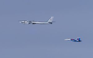 자위대기에 의해 촬영된, 동해를 비행하는 러시아 군용기 사진 (Tu-95MS 및 Su-35, 2023년 12월 14일)