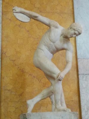 미론의 가장 유명한 작품인 원반 던지는 사람의 로마 대리석 복제품. 타운리 대리석, 대영 박물관