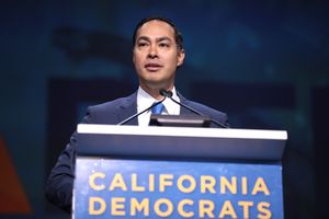 2019년 6월 캘리포니아 민주당 주 의회에서 연설하는 카스트로.