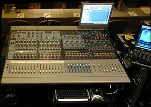 Digidesign의 Venue Profile 믹서가 기업 행사 현장에 설치되어 있다. 이 디지털 믹서는 타사 공급업체의 오디오 플러그인을 사용할 수 있다.