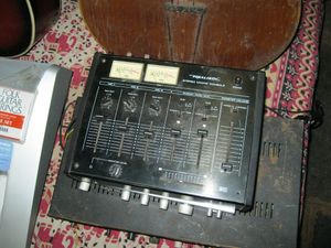 작은 커피하우스에서 가수 겸 기타리스트의 공연에 사용될 수 있는 소형 믹서