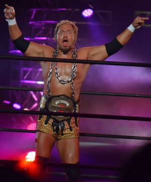 마카베 토기는 링 중앙에서 양손으로 가운데 손가락을 세우는 퍼포먼스를 했다.(2015년)