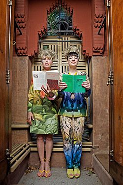 2009년 바르셀로나의 가우디 건축물 앞에서 포즈를 취한 알렉스 머레이-레슬리와 멜리사 로건