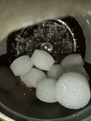 소변기 소독제로 판매되는 1,4-다이클로로벤젠 덩어리