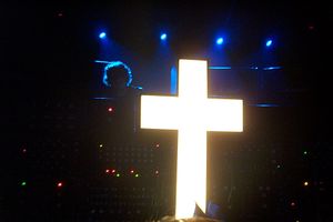 저스티스가 공연하는 동안 일반적으로 함께 사용되는 대형 조명 십자가