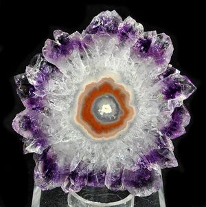 현 내 석회 동굴에서 산출된 자수정 단면