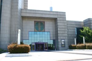 2007년 이스탄불 이스티니예 지역에 있는 보르사 이스탄불 건물 전경. 입구 위에는 이전 İMKB 로고가 있다.