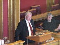 2009년 2월 국회에서 연설하는 칼 I. 하겐