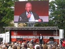 2009년 국회의원 선거를 앞두고 오슬로에서 진보당 "원로 장군"으로 연설하는 칼 I. 하겐