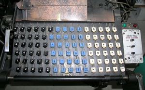 라이노타이프 키보드; 애프터마켓 스타 쿼더 부착물(선택적으로 끄기, 오른쪽 맞춤, 가운데 또는 왼쪽 맞춤)이 바로 오른쪽에 있음