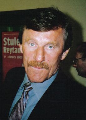 정장을 입은 콧수염 신사