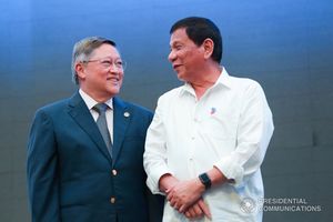 제42회 필리핀 비즈니스 컨퍼런스 및 엑스포에서 로드리고 두테르테 대통령과 카를로스 도밍게스