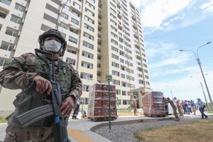 페루 육군이 리마의 빌라 파나메리카나를 코로나바이러스 환자를 위한 3,000개 병상 규모의 복합 시설로 개조하는 모습