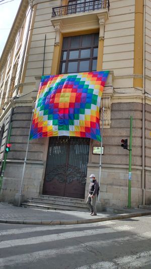 차카나 모양의 위팔라 변형이 볼리비아 라파스에 있는 외교부에서 게양되었다.