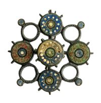 에나멜 청동 원반 핀 (서기 180~220년, 통그레스에서 발견, 갈로-로마 박물관, 통그렌)