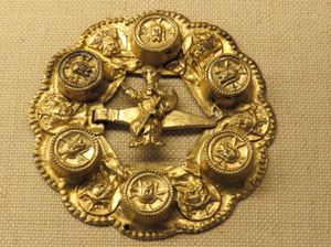 왼쪽 손에 도끼를 든 성 올라프가 중앙에 있는 금박 은색 브로치. (덴마크 국립 박물관, 코펜하겐)