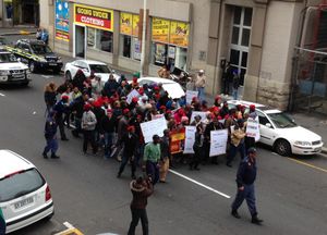 남아프리카 공화국의 토지 개혁을 지지하며 시위하는 경제해방투사(EFF)의 소규모 행진