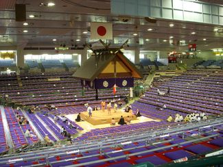 본 장소 개최 중인 아이치현 체육관 관내, 2009년. 철골 구조의 높은 흙 바닥 식 마스세키의 모습을 잘 알 수 있다.