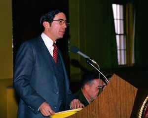 척 롭 부지사가 1981년 2월 1일 버지니아주 의회의 콴티코 해병대 기지 방문 중 오찬에서 연설하고 있다.