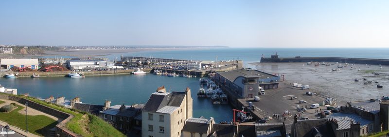 그랑빌 항구의 파노라마(오트-빌에서 바라본 모습). 왼쪽에서 오른쪽으로: 배경에 에렐 마리나, 쇼지 부두, 어항 홀과 간조 시 항구.