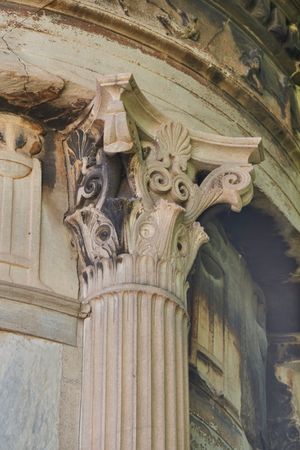 기념비의 오리지널 코린트 양식 기둥 머리, 기원전 335년