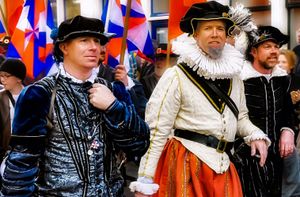 2012년 4월 1일 브리엘 점령 540주년을 기념하는 역사적인 퍼레이드. 바다 거지 지도자: 빌럼 2세 데 라 마르크(가운데), 빌럼 블로이스 반 트레슬롱(왼쪽), 레나르트 얀스 데 흐라프(오른쪽).