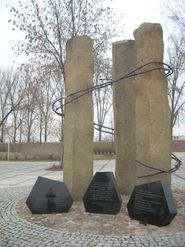 제2차 세계 대전 중 현지 독일 강제 노동 수용소에 수감되어 살해된 폴란드인, 유대인, 소련 전쟁 포로 기념비