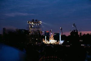 관중석 깊숙한 곳에서 바라본 무대 모습